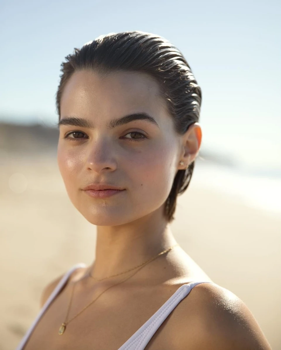 Brianna Hildebrand sinh năm 1996. Cô chuyển đến Los Angeles khi 17 tuổi sau khi bỏ học trung học để theo đuổi sự nghiệp diễn xuất. Chỉ trong chưa đầy 5 năm, Brianna Hildebrand đã tạo dựng được sự nghiệp tại Hollywood với nhiều dự án có tiếng.