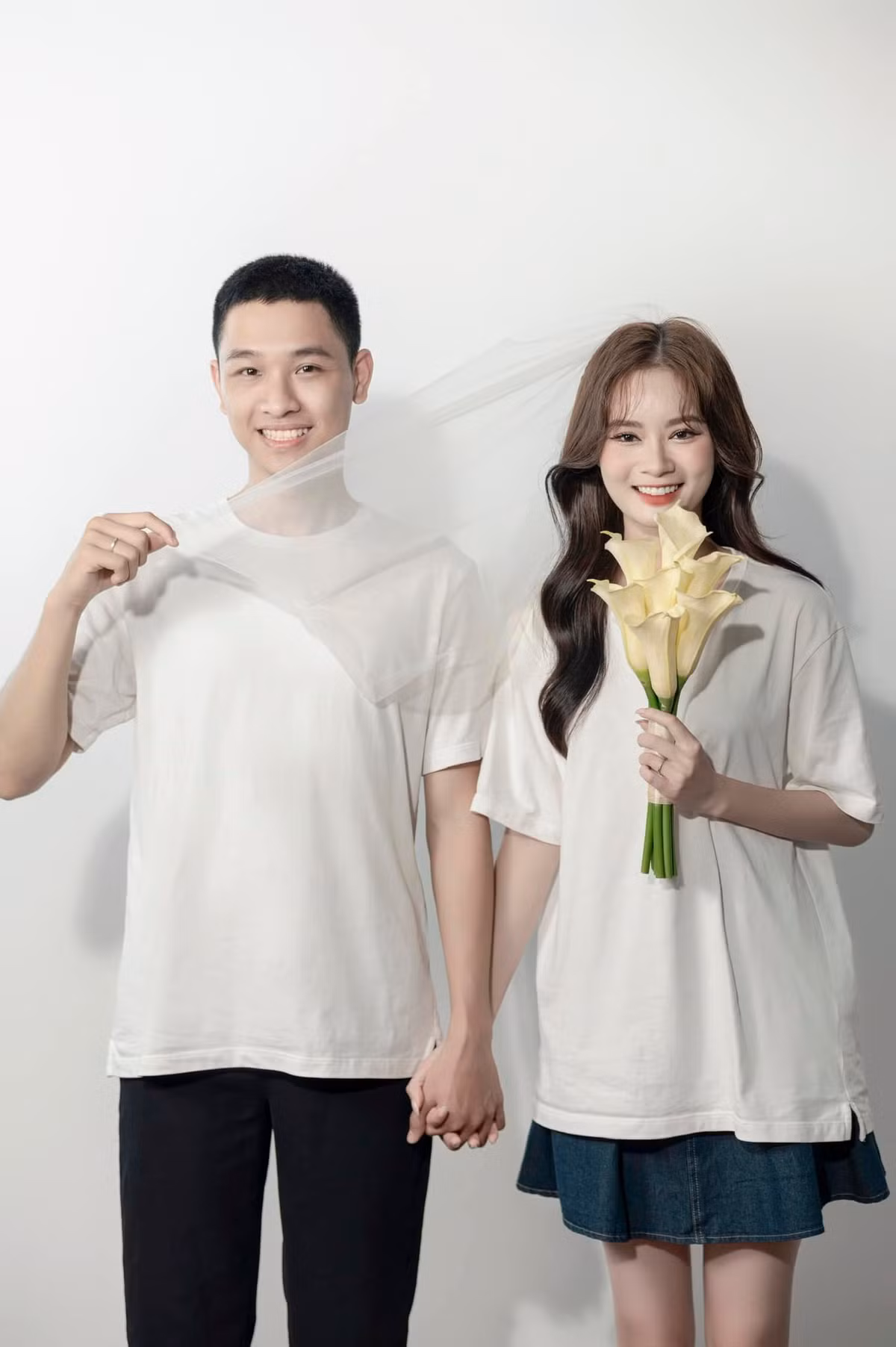 Trong đó, 2 nội dung viral nhất là những khoảnh khắc Nhật Minh vừa rửa bát vừa hát nhạc chế và sự chiều chuộng của bố mẹ Nhật Minh dành cho con dâu tương lai. Những tình huống vừa hài hước vừa chân thực của cặp đôi nhận về nhiều tình cảm từ cư dân mạng.