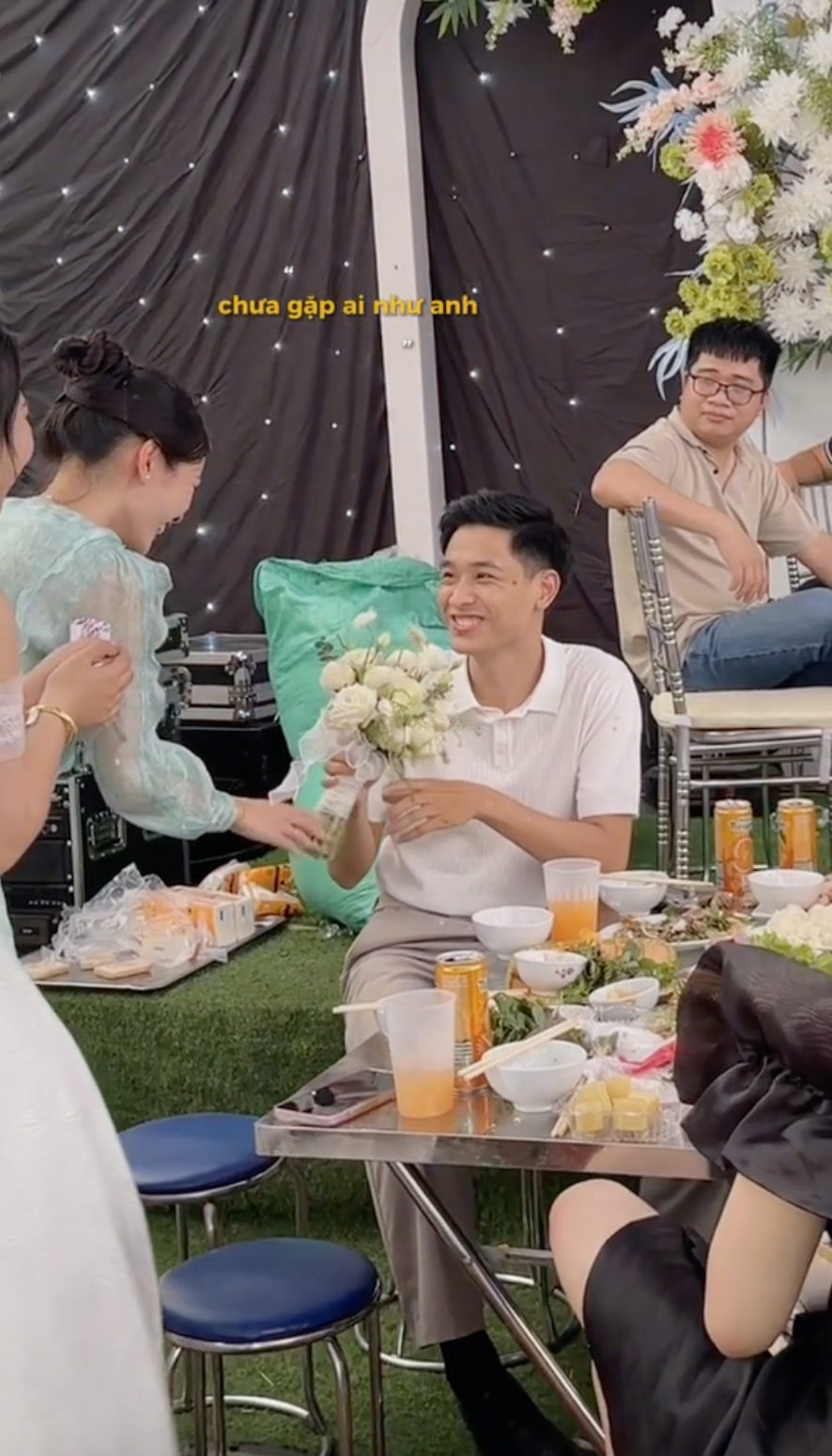 Tình huống này đã xảy ra từ 4 tháng trước (tháng 4/2024) và viral khắp MXH với 19 triệu lượt xem. Đến hiện tại - tháng 7/2024, cặp đôi này đã làm lễ dạm ngõ, đồng thời share lại khoảnh khắc tặng hoa cưới thú vị khiến dân mạng thêm thích thú.