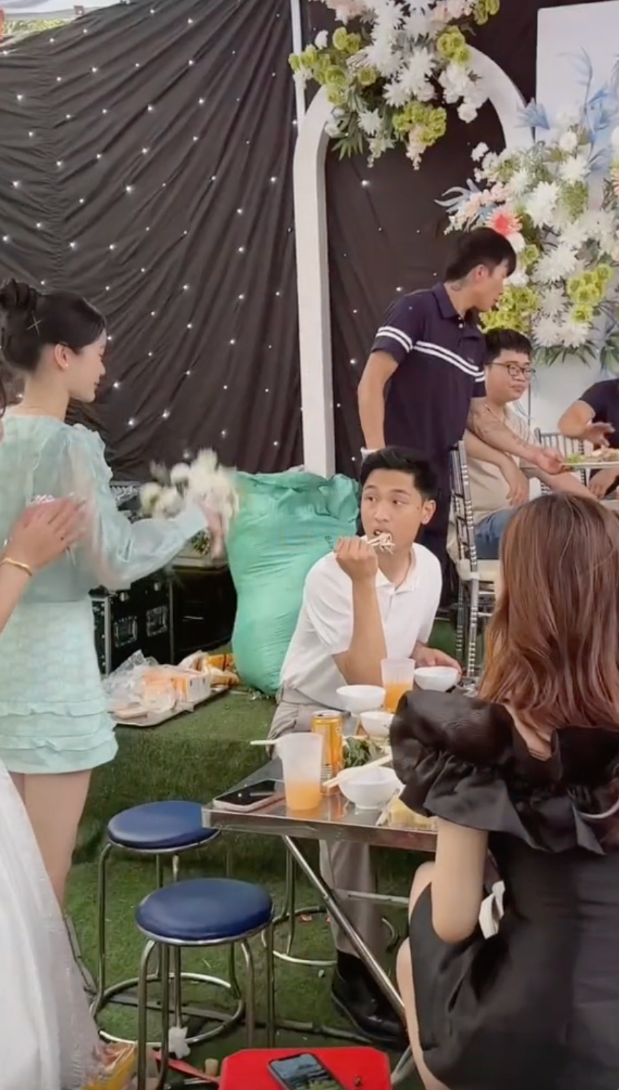 Đáng nói là trước hành động bất ngờ này của bạn gái, anh chàng không kịp “nhảy số”, gương mặt ngỡ ngàng và trên đũa vẫn còn miếng mực chưa kịp ăn xong. Sau vài giây định thần, anh mới bắt đầu cười toe toét vì vui.