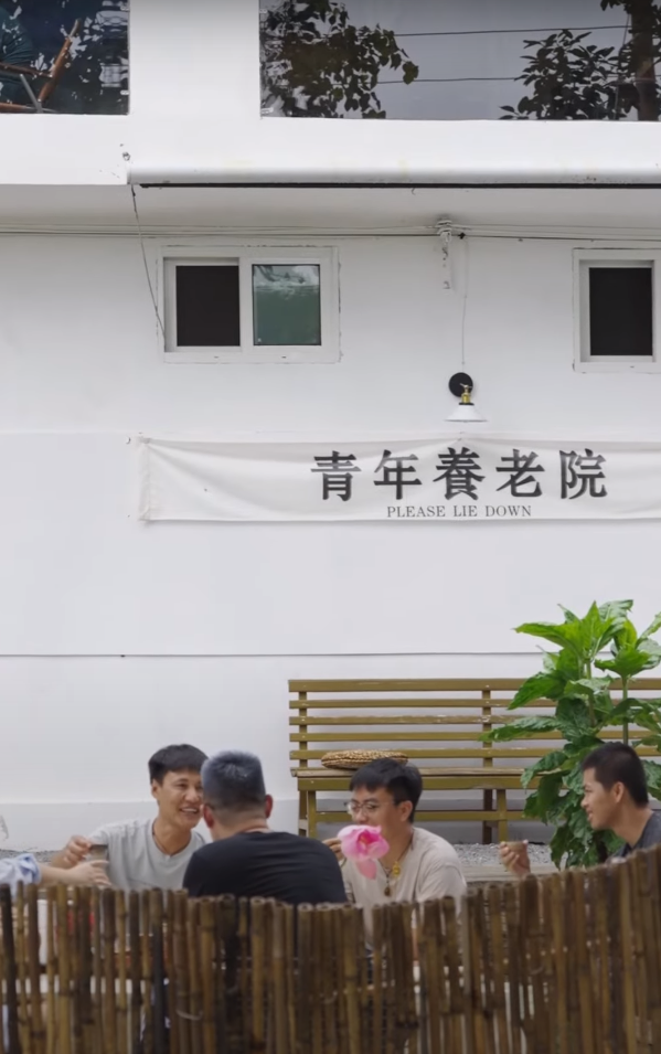 Nhiều người trẻ ở đây cùng giao lưu, kết nối, nói chuyện thoải mái, không vướng bận công việc.