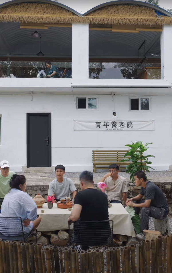 Mọi người có thể tụ tập uống trà, trò chuyện, làm vườn, tắm nắng, nuôi gia súc, xem phim,… để thư giãn về thể chất và tinh thần.