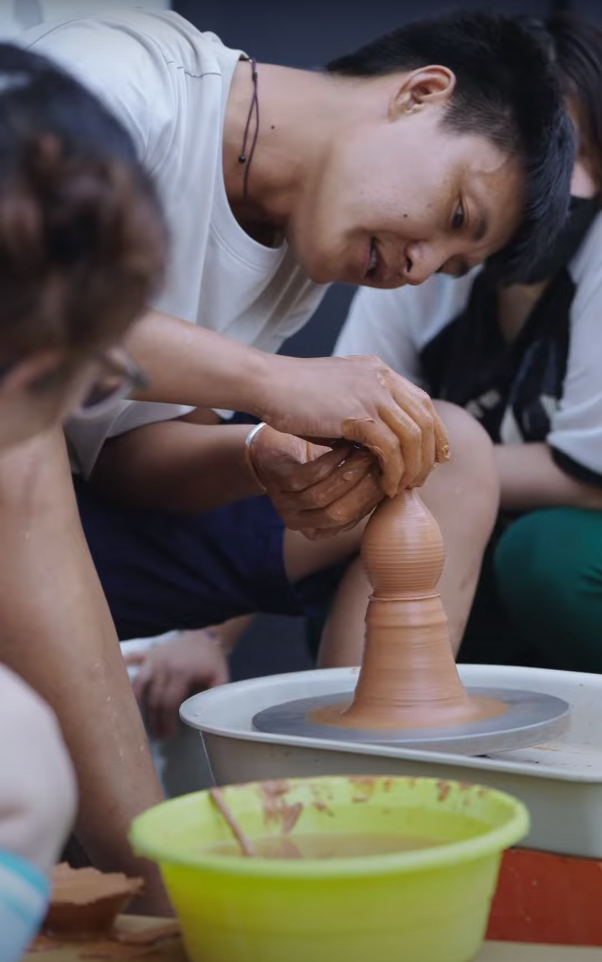 Tại một "viện dưỡng lão" cho thanh thiếu niên ở Hà Bắc, ông chủ Li Xiaolan không thu phí cư dân nhưng yêu cầu họ đóng góp vào việc duy trì và phát triển ngôi nhà chung.