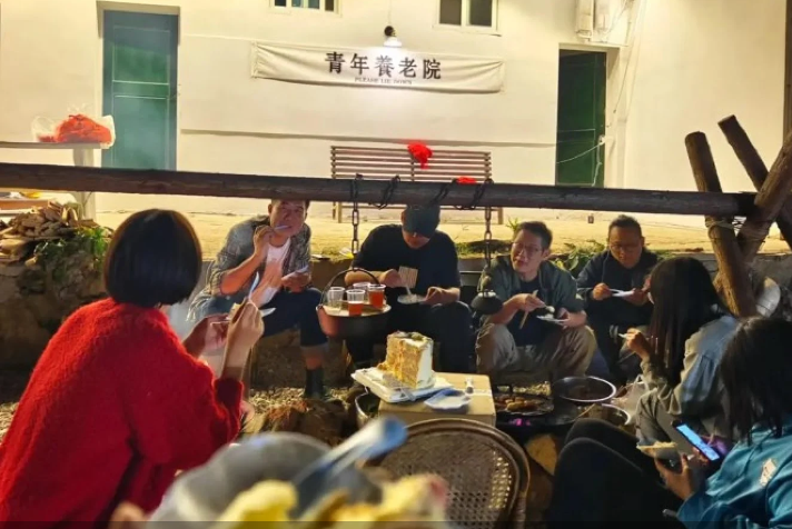 Hầu hết cư dân là thanh niên ở độ tuổi 20 và 30.