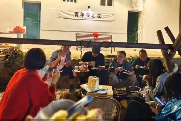 Hầu hết cư dân là thanh niên ở độ tuổi 20 và 30.