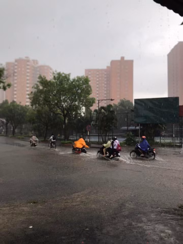 Bão số 2 đã suy yếu thành một vùng áp thấp trên khu vực các tỉnh Lạng Sơn - Quảng Ninh. Tuy nhiên, do hoàn lưu bão, tình hình mưa lớn ở các tỉnh miền Bắc còn rất phức tạp.