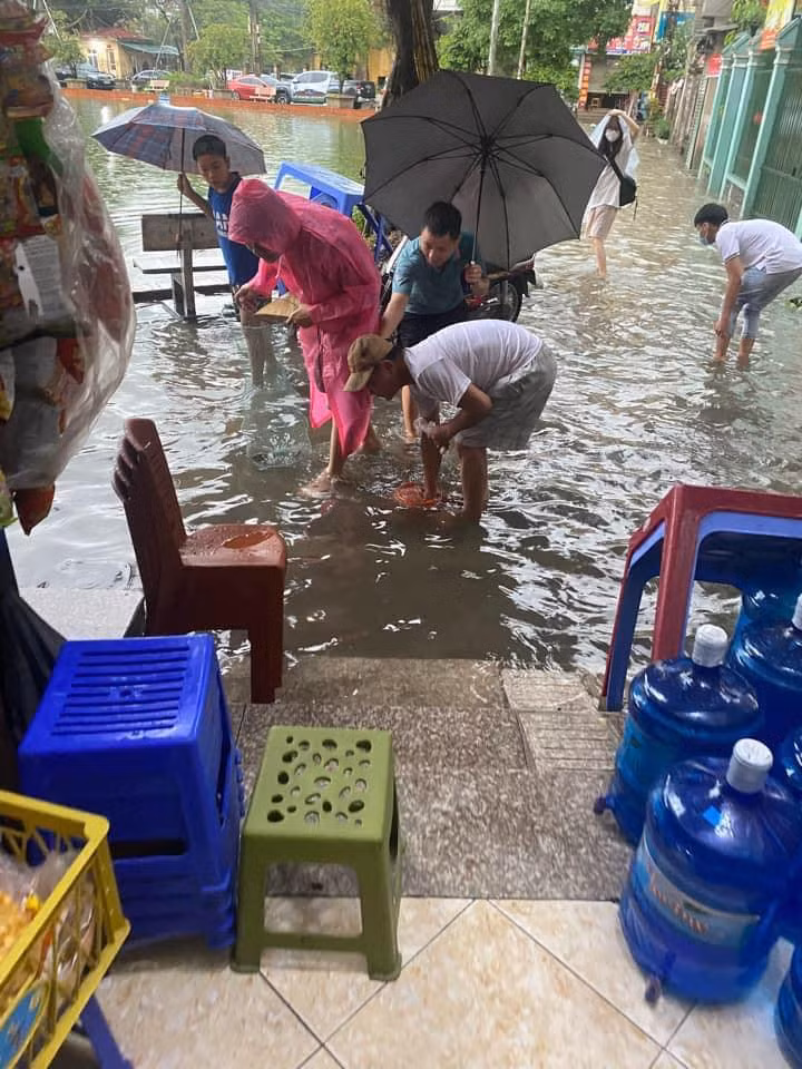 Mới đây, khi Hà Nội đón nhận cơn mưa khá lớn diễn ra từ đêm ngày 22/7, nhiều bức ảnh thú vị được netizen đăng tải lên các fanpage. Ảnh sử dụng trong bài: Facebook Lang Thang Hà Nội.