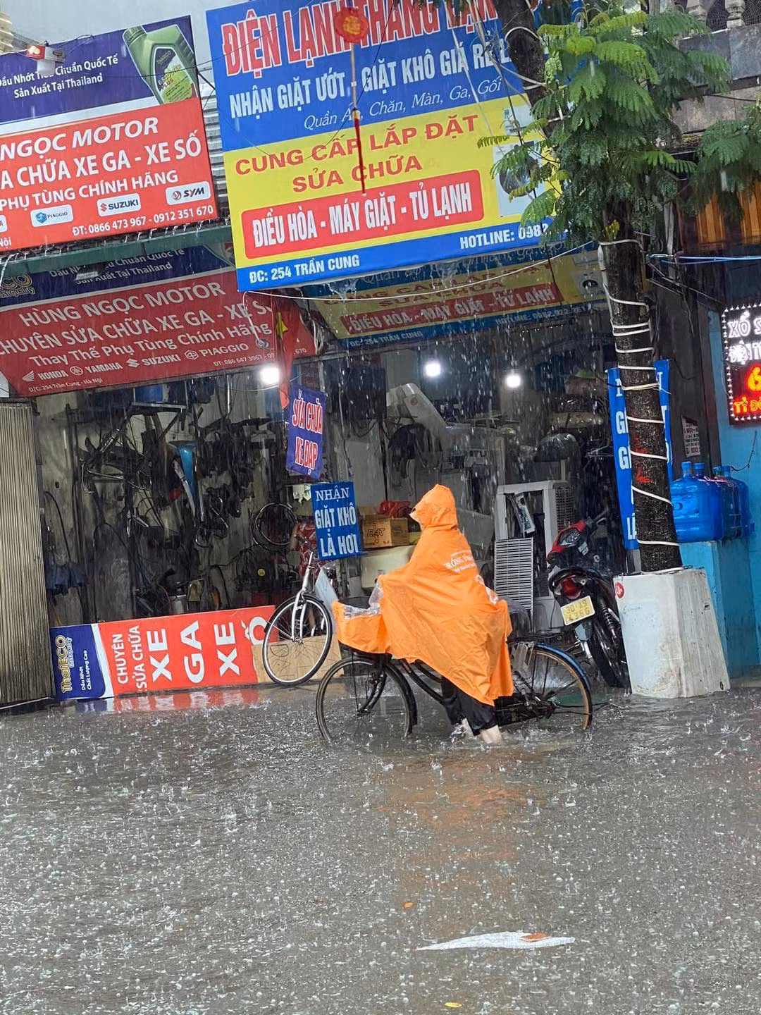 Một bức ảnh chụp tại phố Trần Cung - Hà Nội trong ngày 23/7 sau khi bão số 2 suy yếu thành áp thấp nhiệt đới.