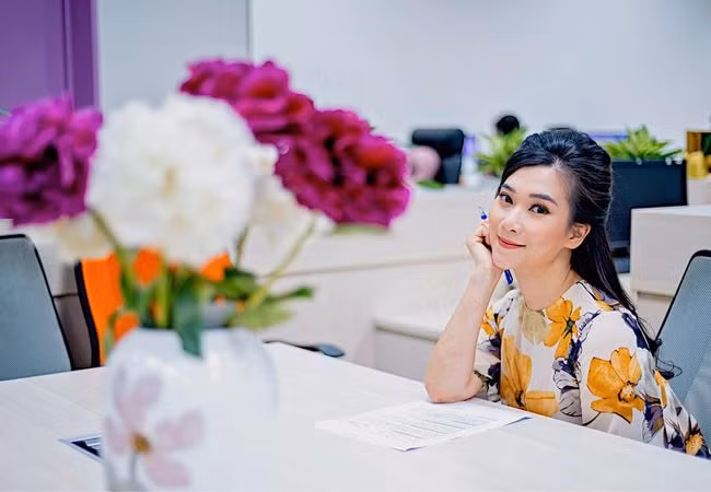 Trước khi vào ban Thời sự, Khánh Trang đã có 8 năm làm việc tại Đài PT-TH Hà Nội với những vai trò như: phóng viên, biên tập, tổ chức sản xuất. Lĩnh vực cô tham gia khá đa dạng từ chính luận, văn hóa xã hội, truyền hình thực tế, thể thao,…