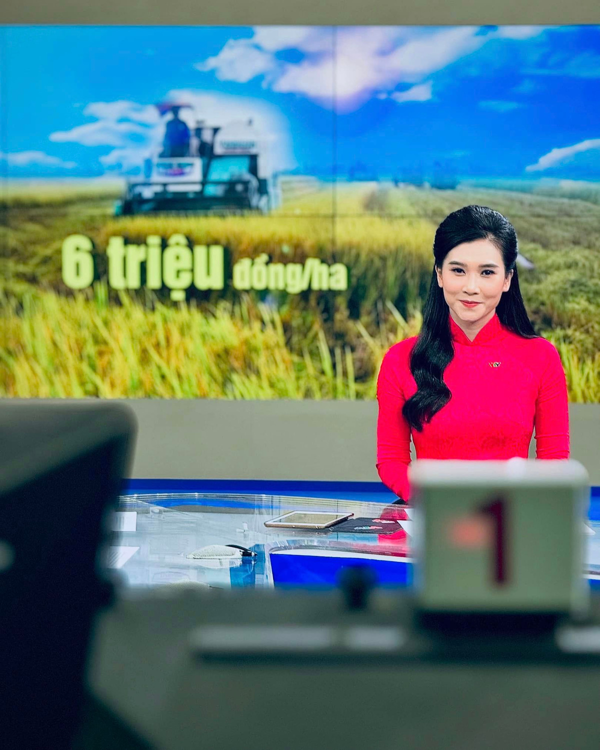 Doi tu kin tieng cua nu BTV Thoi su 19h VTV gay bao mang