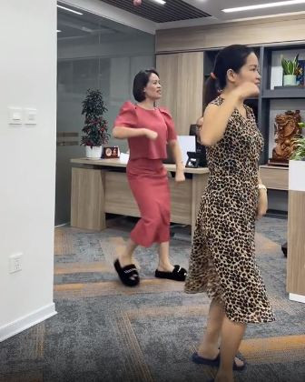 Ở một số công ty, sau giờ nghỉ trưa, nhân viên có một khoảng thời gian để cùng tập những động tác thể dục ngắn trước khi vào giờ làm việc buổi chiều.