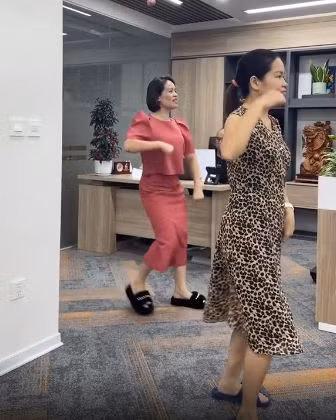 Ở một số công ty, sau giờ nghỉ trưa, nhân viên có một khoảng thời gian để cùng tập những động tác thể dục ngắn trước khi vào giờ làm việc buổi chiều.