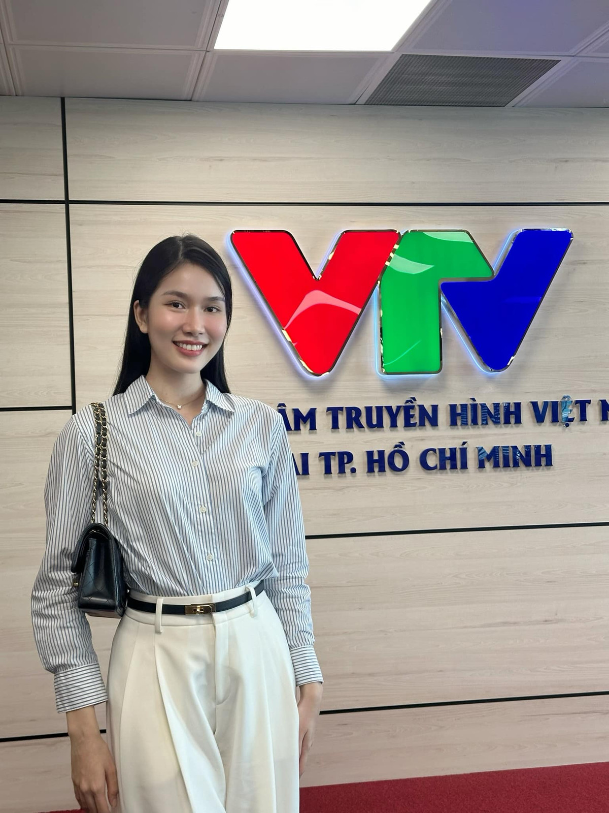 Lối dẫn thông minh cùng giọng nói truyền cảm giúp cô nàng ghi điểm trong mắt của khán giả truyền hình.