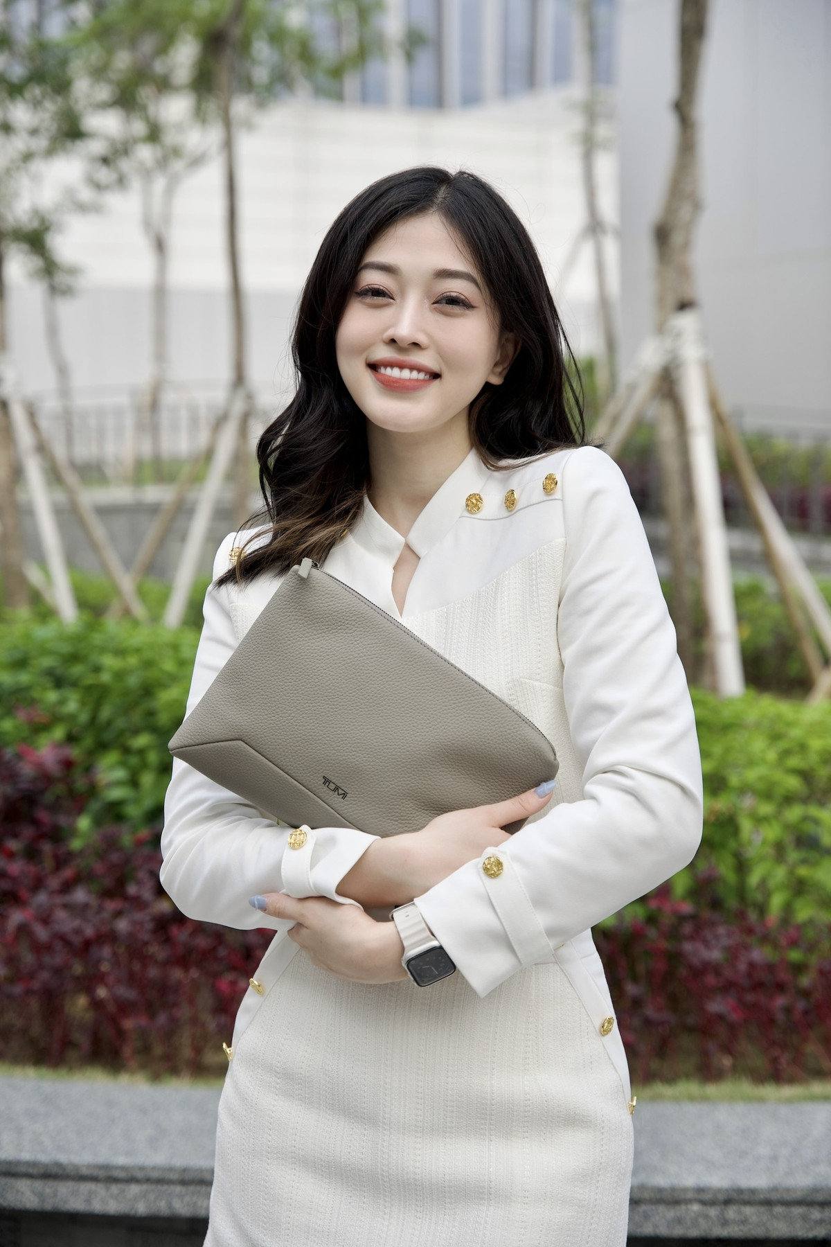 Á hậu Bùi Phương Nga đang đảm nhiệm vai trò MC của chương trình Cafe Sáng, Bữa trưa vui vẻ trên VTV. Trước khi giành giải Á hậu ở cuộc thi sắc đẹp lớn, cô cũng từng là Hoa khôi của Đại học Kinh tế Quốc dân.