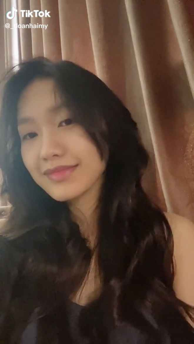 "Tips đơn giản được tôi áp dụng từ những ngày đầu mang bầu, để có làn da căng bóng, mịn màng là tối giản chu trình skincare. Tôi chỉ tẩy trang, rửa mặt và đắp mặt nạ mỗi ngày từ 1 - 2 miếng như chị Phạm Băng Băng", vợ Đoàn Văn Hậu hé lộ.