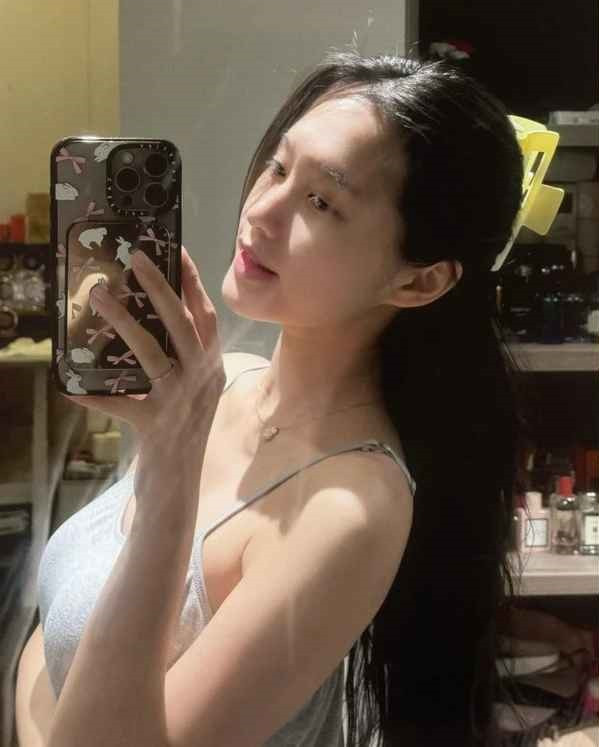 Rời xa lớp son phấn, mặt mộc của Doãn Hải My cũng chẳng mấy khác biệt.