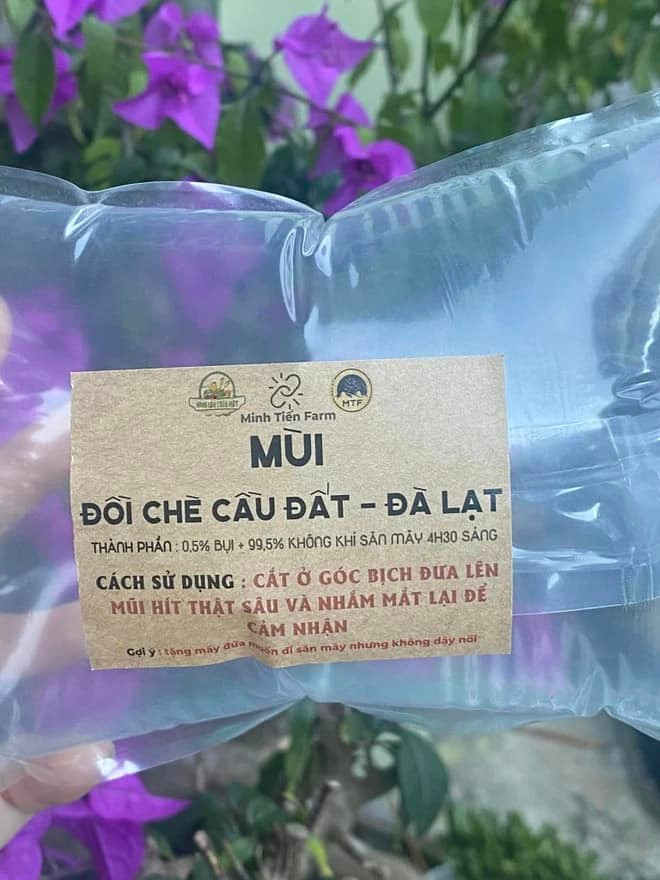 "Cái hay của sản phẩm là những câu từ được in trên nhãn. Ví dụ như thành phần của không khí hồ Xuân Hương gồm 0,5% nước hồ, 98,5% không khí ẩm và 1% sự mệt mỏi khi đạp vịt ra giữa hồ. Khách hàng có thể mua làm kỷ niệm sau chuyến đi hoặc mang tặng bạn bè và người thân. Khi nhận được món quà, người ở nhà sẽ thấy rất vui", chủ cửa hàng nói.