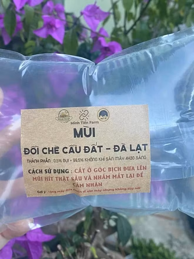 "Cái hay của sản phẩm là những câu từ được in trên nhãn. Ví dụ như thành phần của không khí hồ Xuân Hương gồm 0,5% nước hồ, 98,5% không khí ẩm và 1% sự mệt mỏi khi đạp vịt ra giữa hồ. Khách hàng có thể mua làm kỷ niệm sau chuyến đi hoặc mang tặng bạn bè và người thân. Khi nhận được món quà, người ở nhà sẽ thấy rất vui", chủ cửa hàng nói.