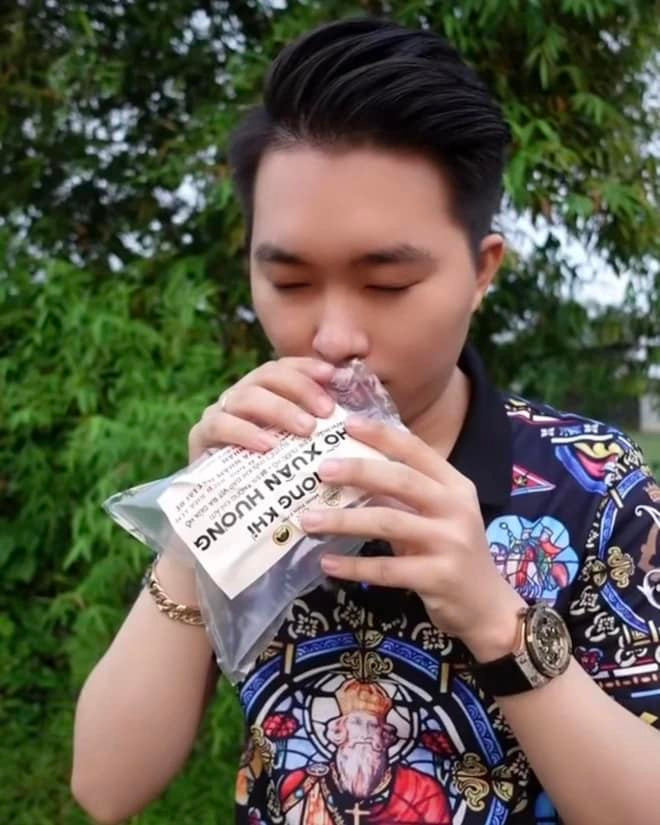 Lấy cảm hứng từ câu nói đùa "đi Đà Lạt nhớ mang không khí về" của nhiều người, cửa hàng in nhãn dán với nhiều loại không khí khác nhau như hồ Xuân Hương, dốc Nhà Bò, đồi chè Cấu Đất, hồ Tuyền Lâm, nhà ma Đà Lạt, thung lũng tình yêu…