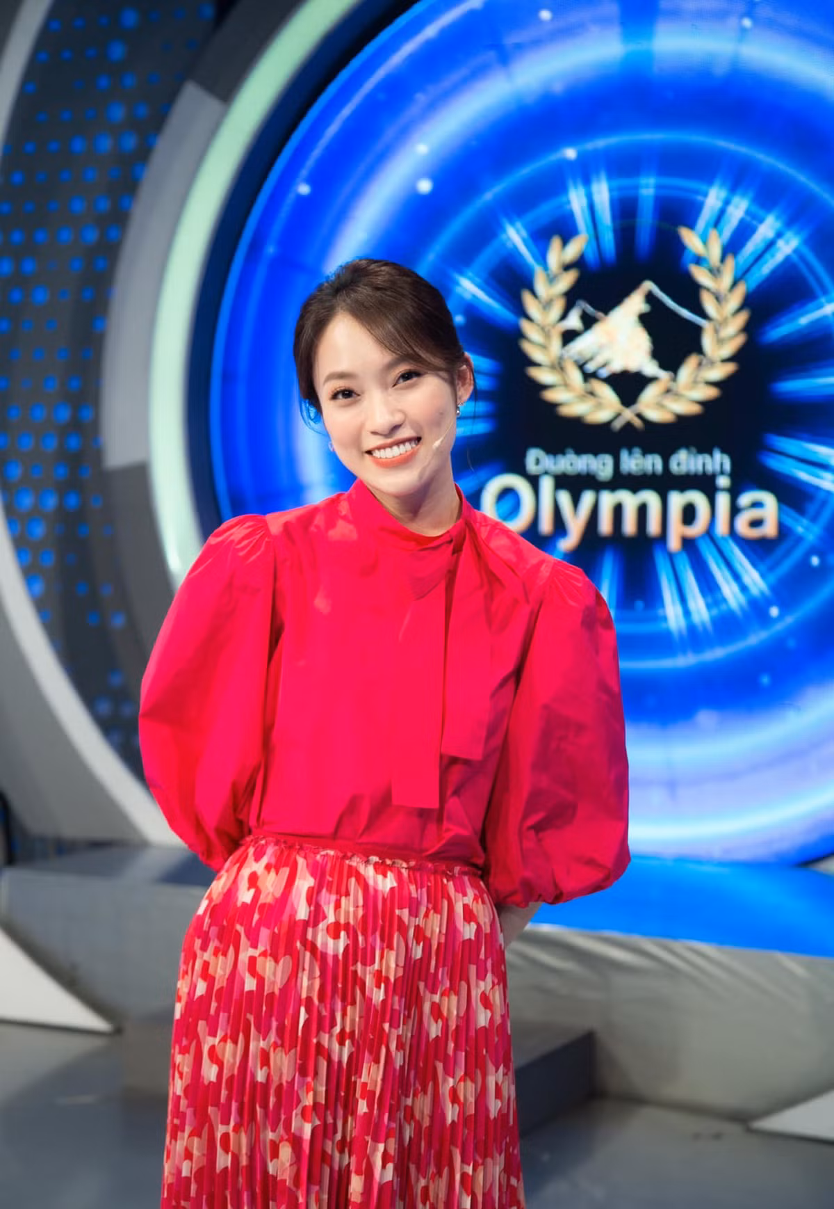 Trước khi đảm nhận vai trò người dẫn chương trình tại cuộc thi, Khánh Vy đã từng thể hiện sự đa tài khi tham gia dẫn chương trình cho VTC1, VTV7.