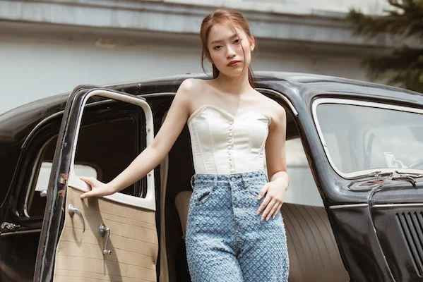 Ngoài ra, cô nàng xứ Nghệ này còn gây ấn tượng khi đồng hành cùng các chương trình học thuật về ngoại ngữ lớn như: 8 IELTS, Follow Us, Crack Em Up...