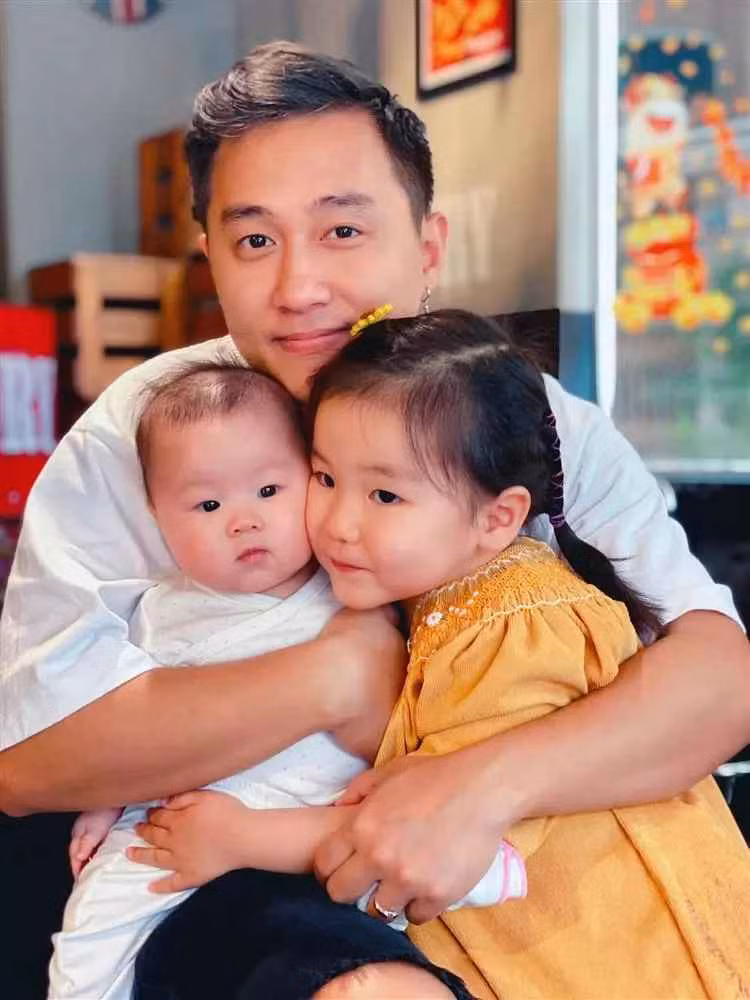 Mặc dù theo đuổi công việc là người dẫn chương trình, tuy nhiên MC Ngọc Huy lại có xuất phát điểm tại Học viện Ngoại giao Việt Nam.