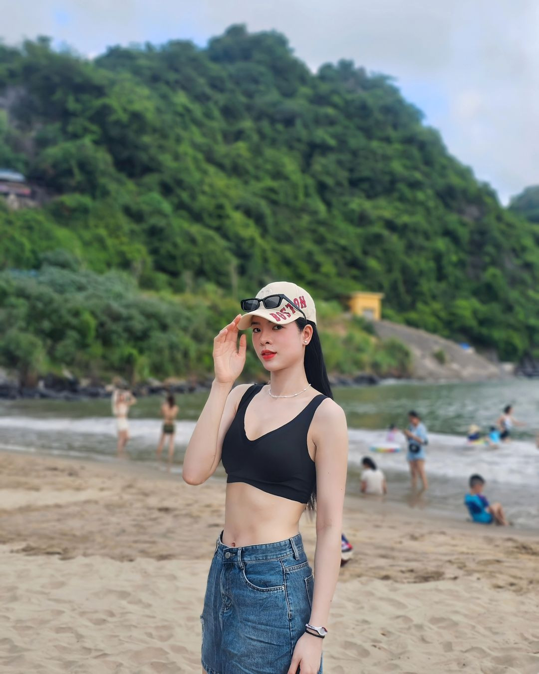 Trong một số lần hiếm hoi, cô nàng cũng diện những trang phục ôm sát, khoe trọn đường cong.