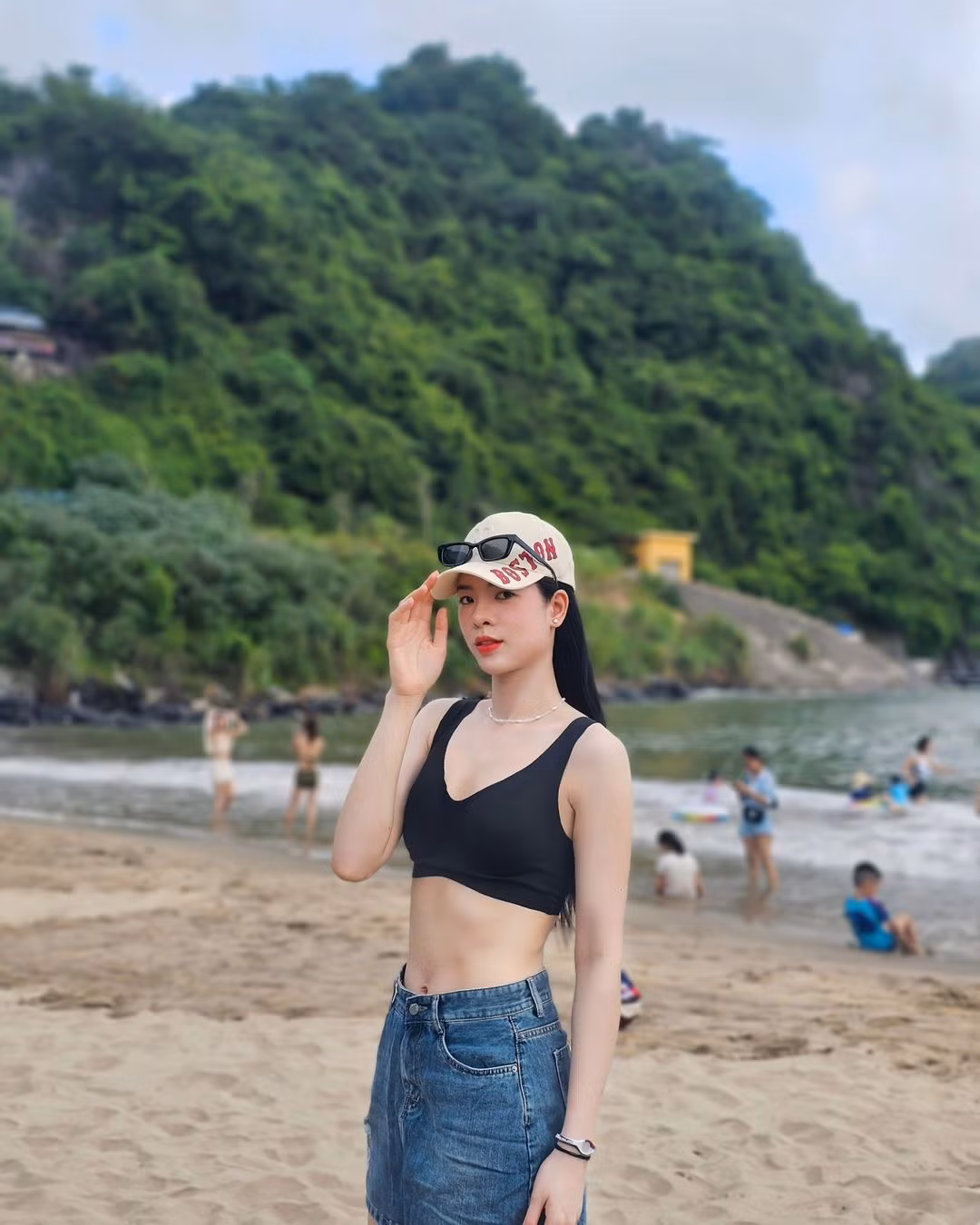 Trong một số lần hiếm hoi, cô nàng cũng diện những trang phục ôm sát, khoe trọn đường cong.