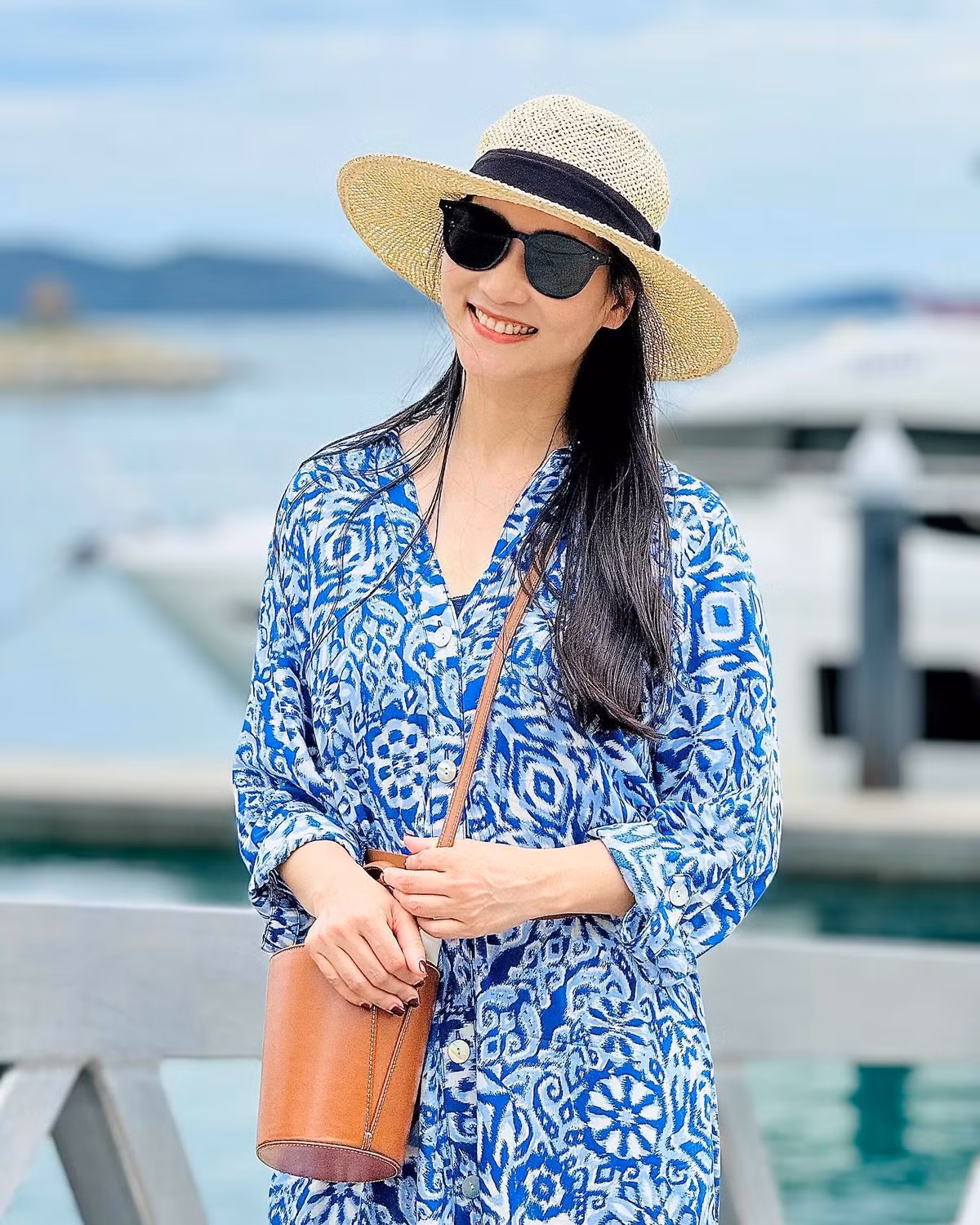 Ở tuổi U40, Khánh Trang chọn phong cách kín đáo, dịu dàng. Cô trung thành với mái tóc dài để thẳng tự nhiên, hoặc buộc nửa đầu nhẹ nhàng, cùng lối make up tự nhiên khéo hack tuổi cũng như tôn lên nhan sắc nền nã xinh đẹp của mình.