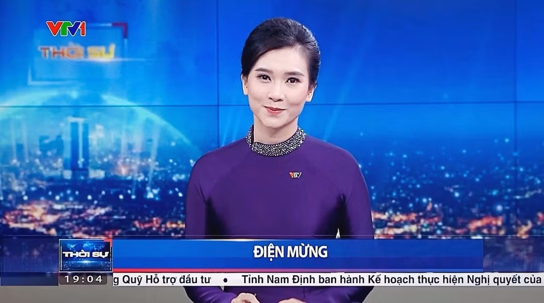 Khánh Trang là một BTV hiếm hoi của ban Thời sự không sử dụng tên thật trên sóng truyền hình. Nữ BTV tên thật là Trần Minh Trang. Cô được mọi người yêu thích bởi sự nhẹ nhàng, tinh tế cùng giọng nói truyền cảm, sâu lắng.