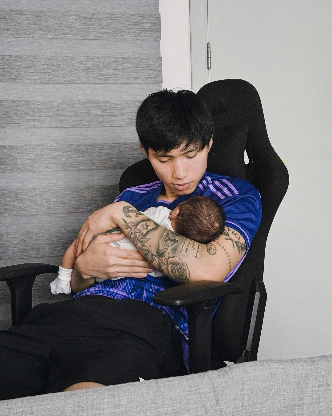 Trong một số bức ảnh, Đoàn Văn Hậu hóa thành ông bố dịu dàng khi bế bé Lúa.