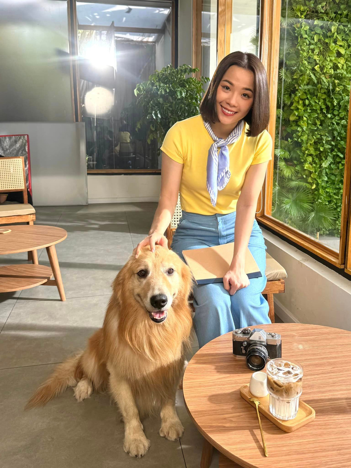 Cô nàng theo đuổi phong cách nhẹ nhàng, đơn giản. Những trang phục có tính ứng dụng cao như quần jean áo phông được tay vợt nữ này thường diện.