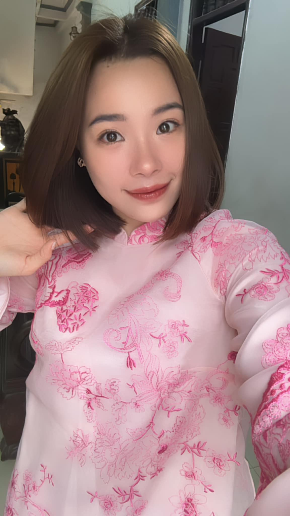 Bận rộn với lịch tập luyện và thi đấu, Thùy Linh vẫn dành thời gian mỗi ngày để gọi điện trò chuyện cùng gia đình, đây luôn là hậu phương vững chắc cho sự nghiệp của cô nàng.