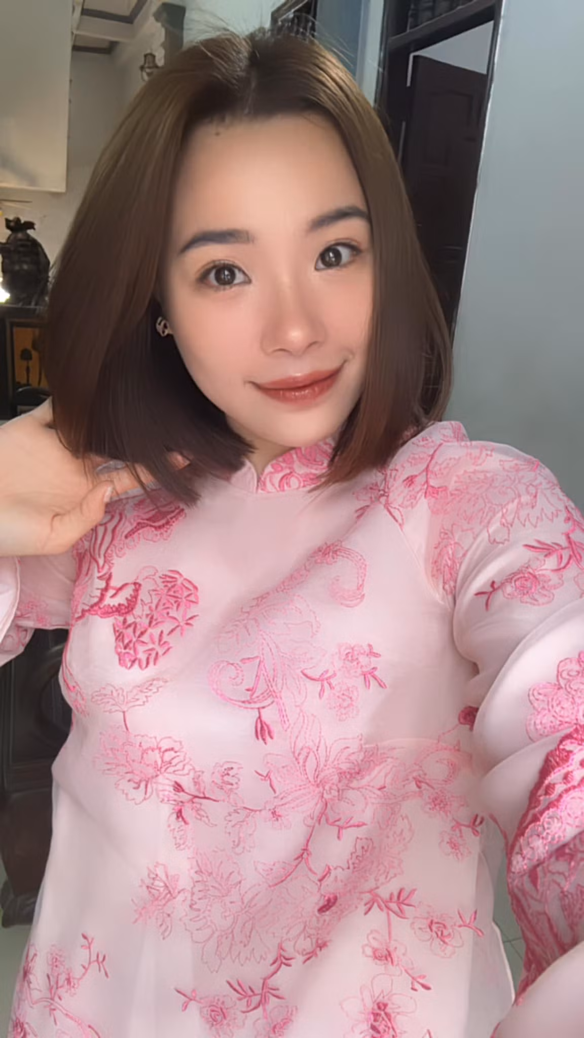 Bận rộn với lịch tập luyện và thi đấu, Thùy Linh vẫn dành thời gian mỗi ngày để gọi điện trò chuyện cùng gia đình, đây luôn là hậu phương vững chắc cho sự nghiệp của cô nàng.