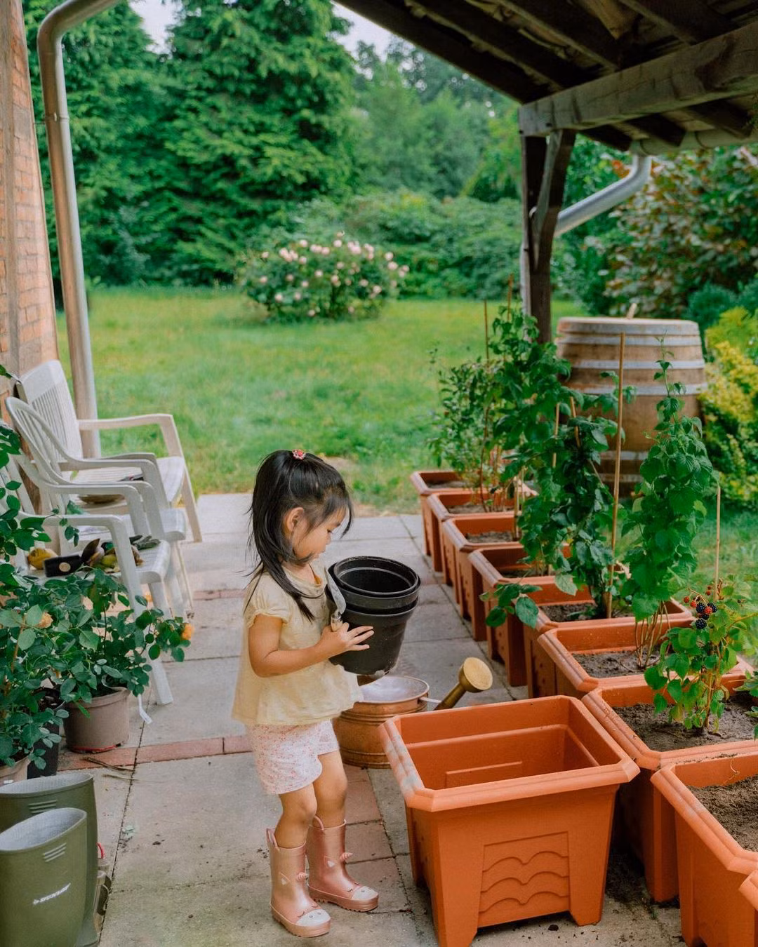 Trong một số video, sự xuất hiện của cô con gái nhỏ của Thủy Đào được fan của kênh rất đón nhận. Cách Thủy dạy con từng chút từng một, cách cô bé học cách giúp đỡ mẹ dường như đã đưa người đọc đến một cuộc sống hiền hòa trong mơ.