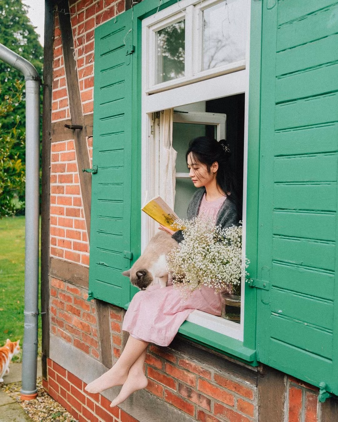 Những video của cô chủ yếu ghi lại những âm thanh của cuộc sống, không cần lời dẫn nhưng vẫn thu hút người xem không thể bỏ sót một giây phút nào.