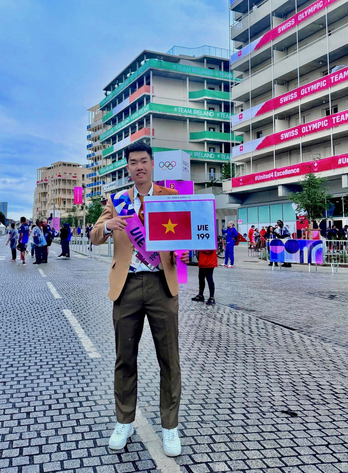 Anh là VĐV của Đội cầu lông Quân đội do Trung tâm Thể dục Thể thao Quốc phòng 2 quản lý và mang quân hàm trung úy quân nhân chuyên nghiệp.