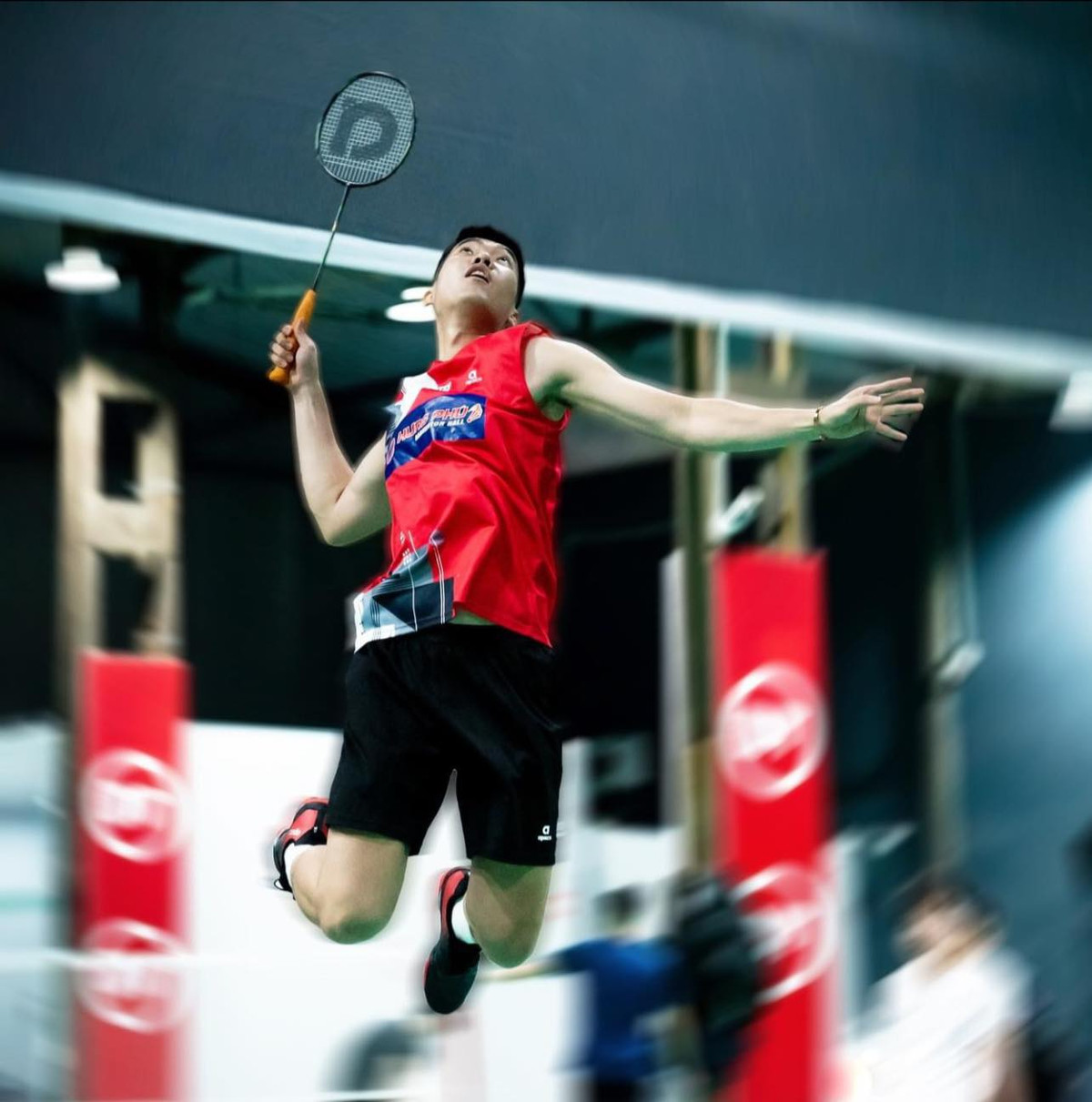 Chàng trai cầm cờ đứng giữa bức ảnh gây "bão mạng" đó là VĐV Lê Đức Phát - tuyển thủ đại diện bộ môn cầu lông Việt Nam tham dự Olympic.