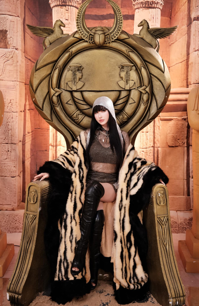 Không chỉ đu trend, Mina Phạm còn kể cả một câu chuyện xoay quanh hai nhân vật này qua đoạn clip chỉ khoảng 1 phút. Mina Phạm đã mất tới 21 giờ để hóa trang trước khi vào vai mụ phù thủy ác độc trong câu chuyện này.