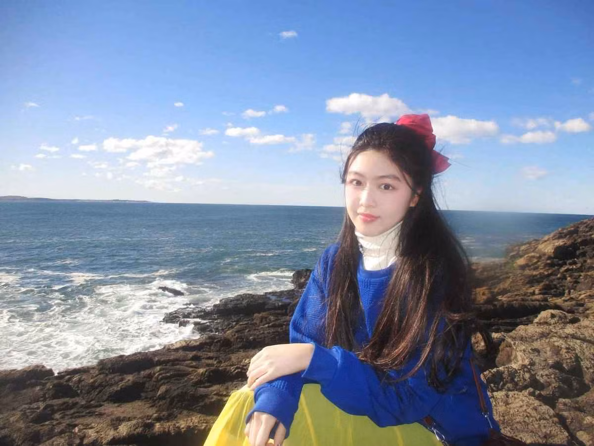 Trước khi đăng tải đoạn video này, Lọ Lem từng gây xôn xao cõi mạng bằng bộ ảnh đầu tiên khi đặt chân đến nước Úc. Cô nàng ăn vận giống hệt công chúa Bạch Tuyết, liên tục nở nụ cười rạng rỡ trước ống kính. ..