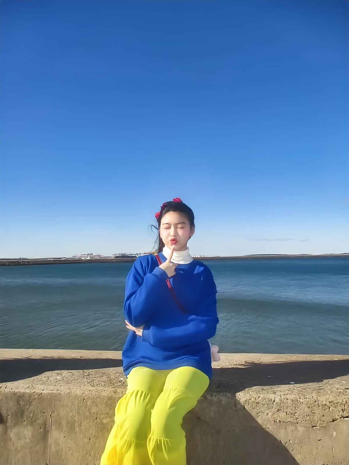 Sau nhiều năm nuôi dạy, chăm sóc các con, MC Quyền Linh vô cùng hạnh phúc, tự hào mỗi khi khoe ảnh hoặc nhắc đến hai cô con gái xinh đẹp, thông minh.