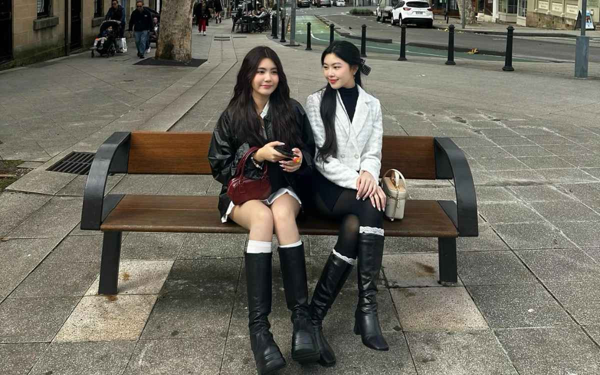 Vẻ đẹp ngọt ngào của con gái lớn nhà Quyền Linh khi mới bước sang tuổi 18 đã "đốn tim" nhiều khán giả: "Lọ Lem nhưng lại rất là Bạch Tuyết", "Bạch Tuyết này tóc dài xinh quá", "Da trắng như tuyết, tóc đen như gỗ mun"...