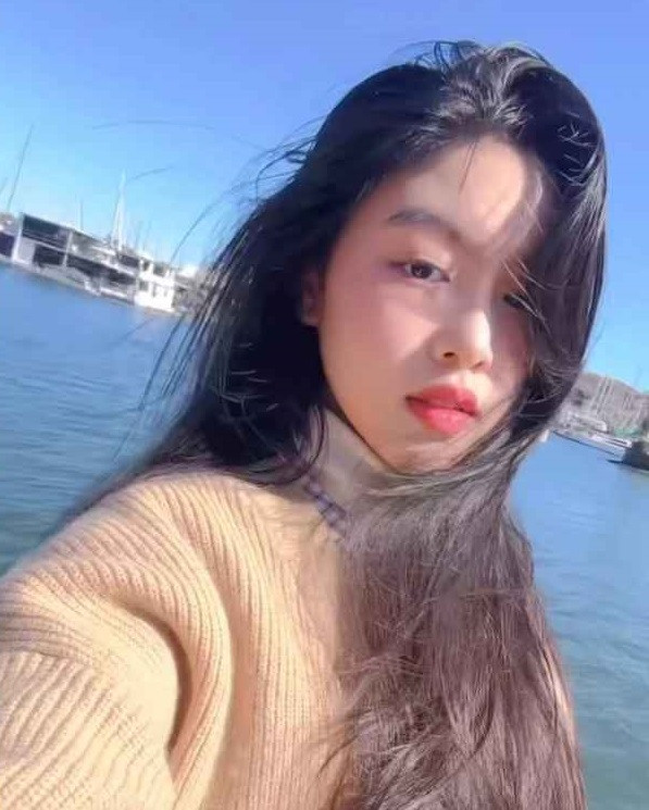 Bất chấp cơn gió ở bãi biển, con gái của Quyền Linh vẫn lộ rõ nét đẹp trong trẻo, nữ tính.