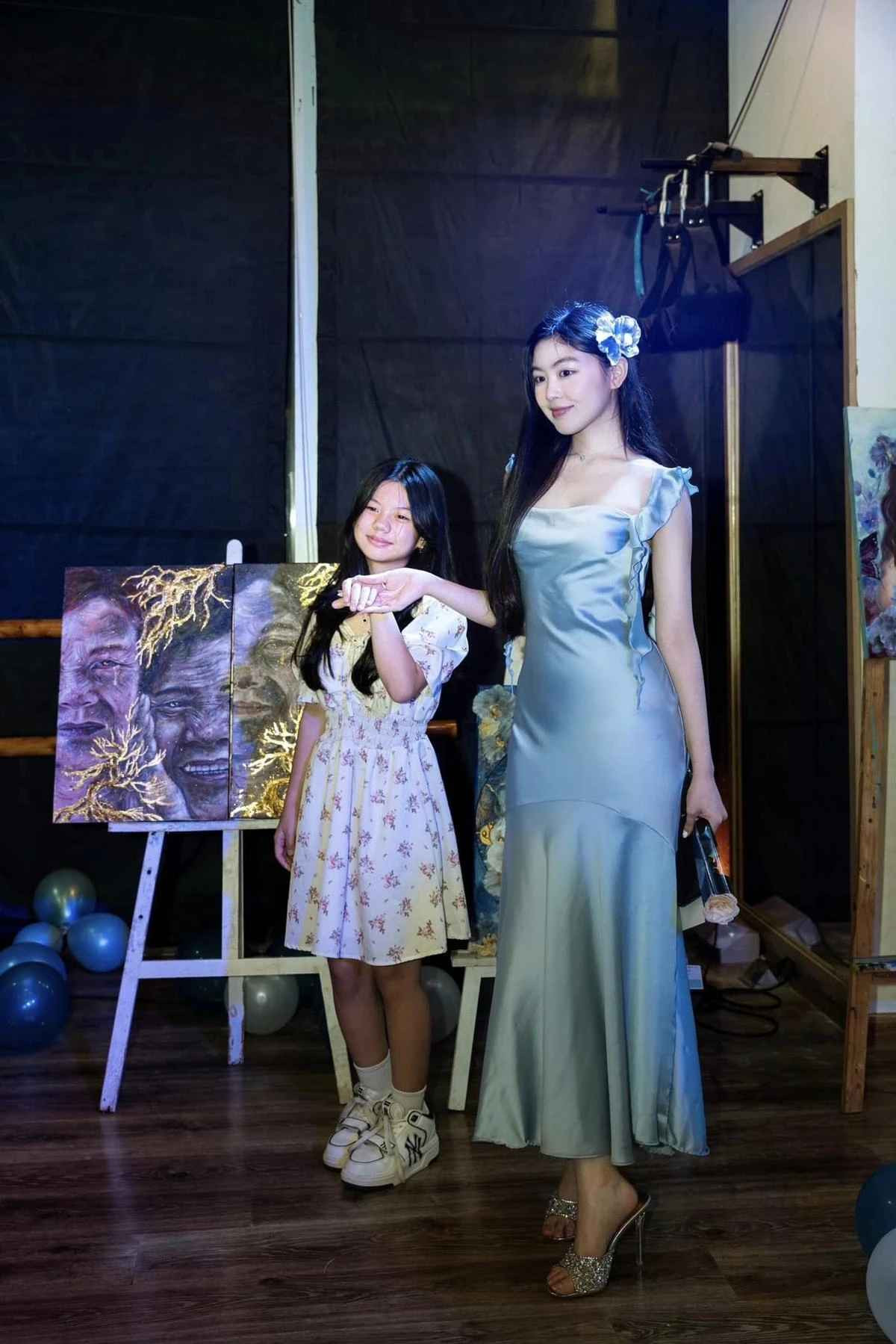 Quyền Linh khi tâm sự với giới truyền thông đã cho biết anh không cấm các con trong chuyện tình cảm: "Quyền quyết định có người yêu hay công khai người yêu là quyền của con, ba mẹ sẽ ủng hộ nhưng phải cho ba mẹ biết. Ba mẹ chỉ cần biết người đó là ai là được rồi, còn chuyện yêu đương hay không ba mẹ không quyết đâu".