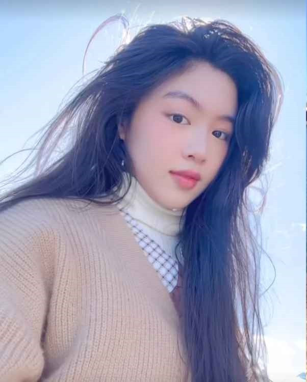 Với nhan sắc xinh đẹp, Lọ Lem thoải mái khoe từng nét trên khuôn mặt với những góc quay khác nhau. Nhiều khán giả cho rằng khó có thể tìm "góc chết" trên khuôn mặt của cô nàng.