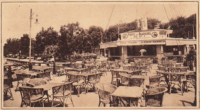 Được xây dựng vào năm 1865, cạnh nơi được gọi là Bến Ngự (vị trí đầu đường Đồng Khởi) nơi vua tắm khi vua đến ngự tại thành Gia Định, và đối diện với bến Nhà Rồng. Cột cờ thủ ngữ (mât des signaux) báo hiệu cho tàu bè đến cảng Sài Gòn biết được địa điểm thành phố và tín hiệu, ngày (cờ) và đêm (đèn). Cạnh cột cờ thủ ngữ sau này là nơi có quán cà phê, nước uống mà người Pháp thường ra hóng gió giải khuây và tán chuyện vui giải trí nên cũng được gọi là Pointe des Blagueurs (Điểm của những người tán dóc, khôi hài, tiếu lâm).