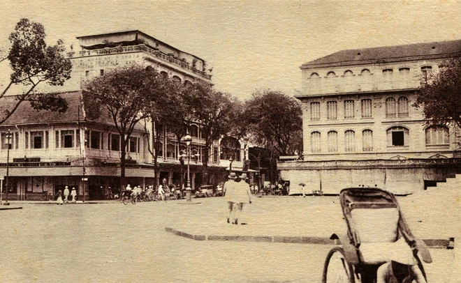 Với nhiều hình ảnh xưa, phần lớn được sưu tầm từ các báo, tạp chí đầu thế kỷ 20, hoặc từ các sưu tập cá nhân, sách cho biết diện mạo cảnh quan, kiến trúc, nhịp sống của đô thị Sài Gòn - Chợ Lớn hơn 100 năm trước. Trong ảnh là nhịp sống trước quảng trường Nhà hát thành phố vào khoảng đầu thập niên 1900.