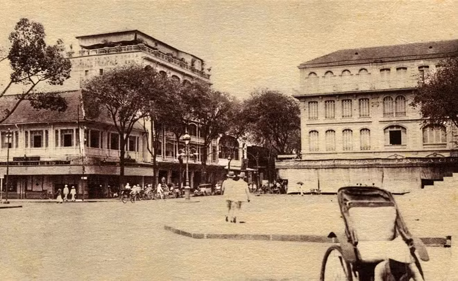 Với nhiều hình ảnh xưa, phần lớn được sưu tầm từ các báo, tạp chí đầu thế kỷ 20, hoặc từ các sưu tập cá nhân, sách cho biết diện mạo cảnh quan, kiến trúc, nhịp sống của đô thị Sài Gòn - Chợ Lớn hơn 100 năm trước. Trong ảnh là nhịp sống trước quảng trường Nhà hát thành phố vào khoảng đầu thập niên 1900.