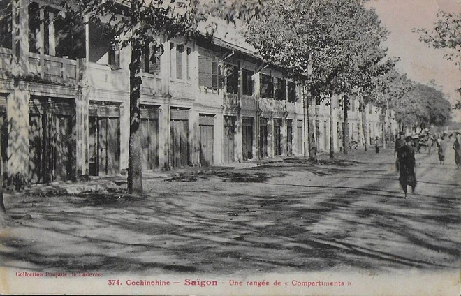 Ảnh một dãy nhà xây liền kề nhau ở Sài Gòn. Theo các tác giả đây có thể là các nhà do công ty địa ốc Tạ Mã Diên hay công ty của anh em Hui Bon Hoa (chú Hỏa) đầu tư xây.