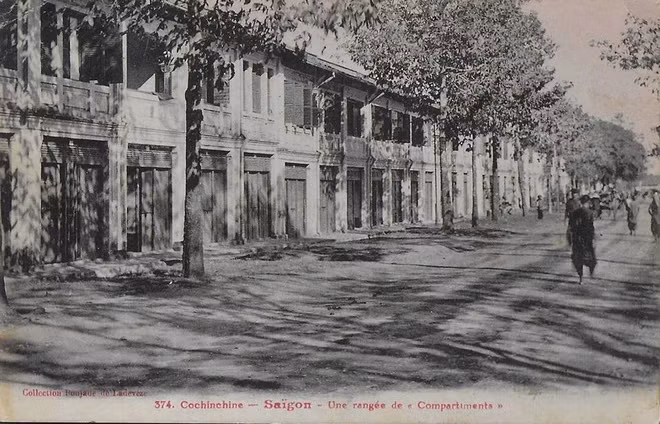 Ảnh một dãy nhà xây liền kề nhau ở Sài Gòn. Theo các tác giả đây có thể là các nhà do công ty địa ốc Tạ Mã Diên hay công ty của anh em Hui Bon Hoa (chú Hỏa) đầu tư xây.